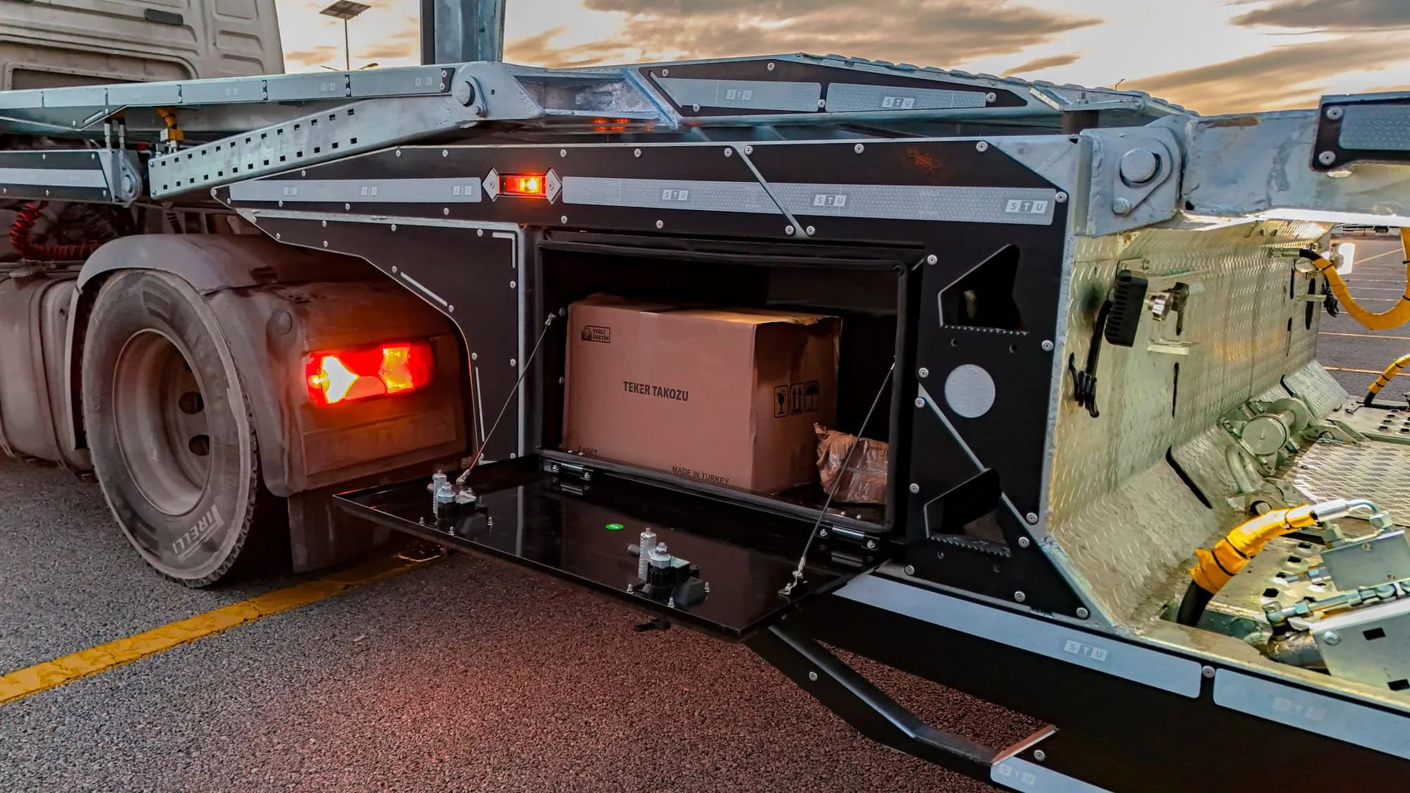 Schowek — STU Trailers