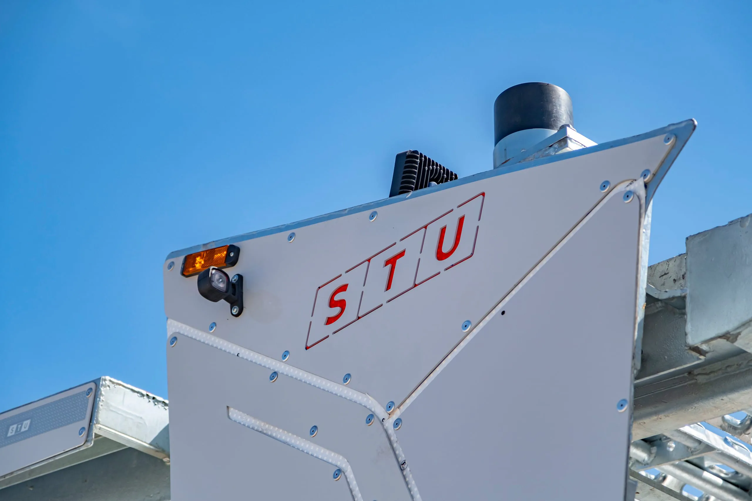 Oznaczenia marki STU — STU Trailers
