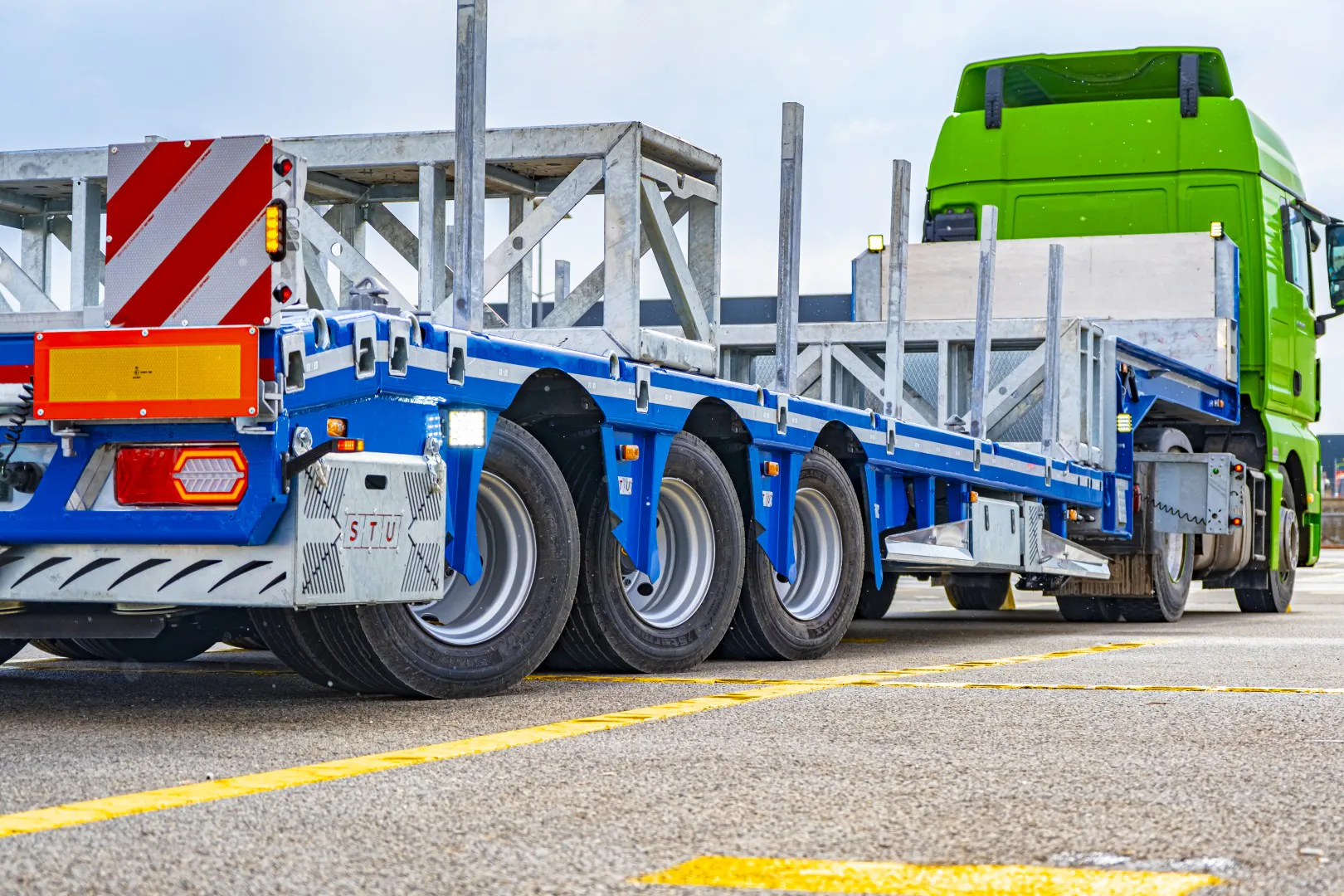 Naczepa niskopodwoziowa z hydraulicznym układem skrętu osi — STU Trailers