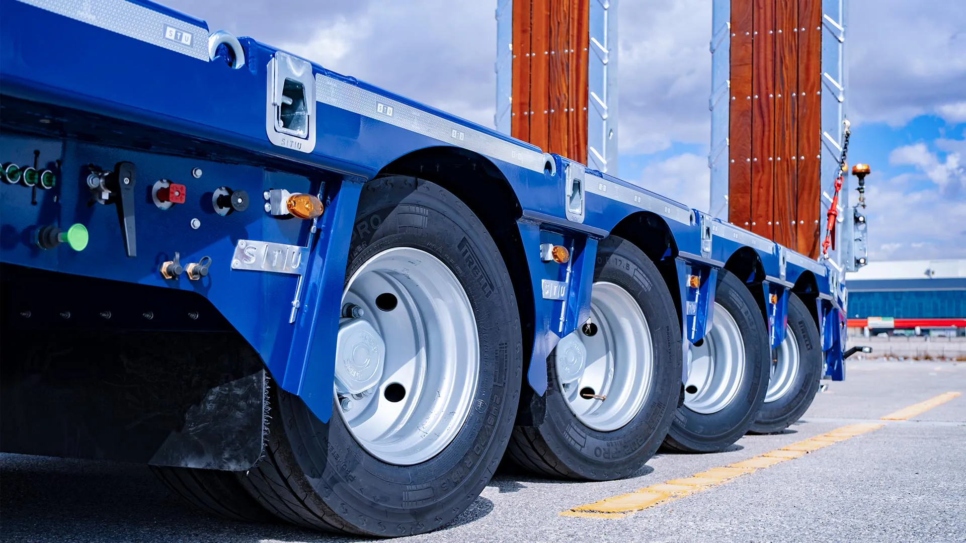 Hydrauliczny skręt osi — STU Trailers