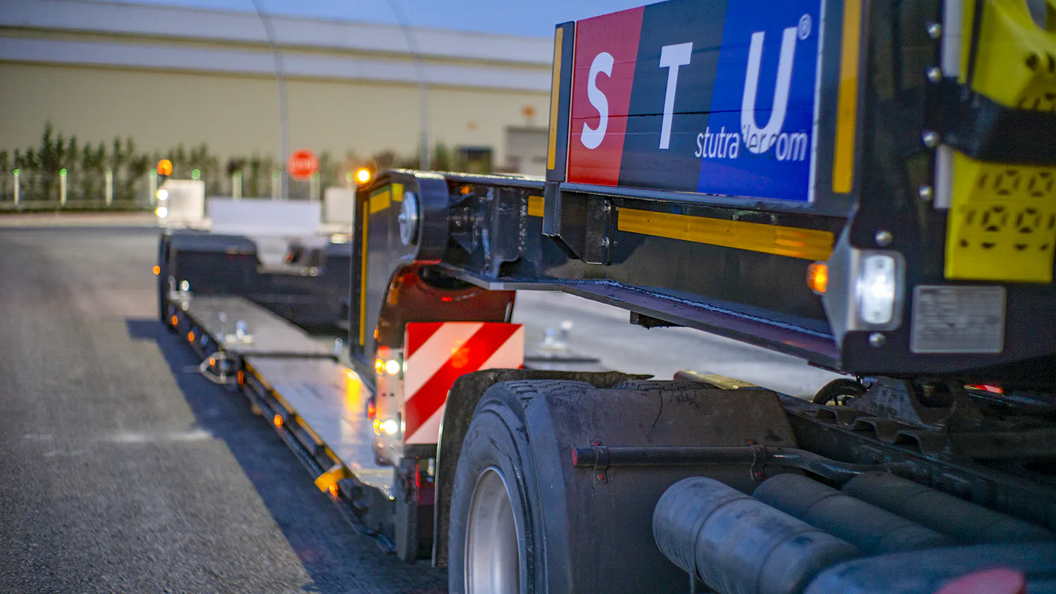 Rimorchio a pianale ribassato con telaio per carichi pesanti, dettagli del pianale e configurazione specifica del progetto. — STU Trailers