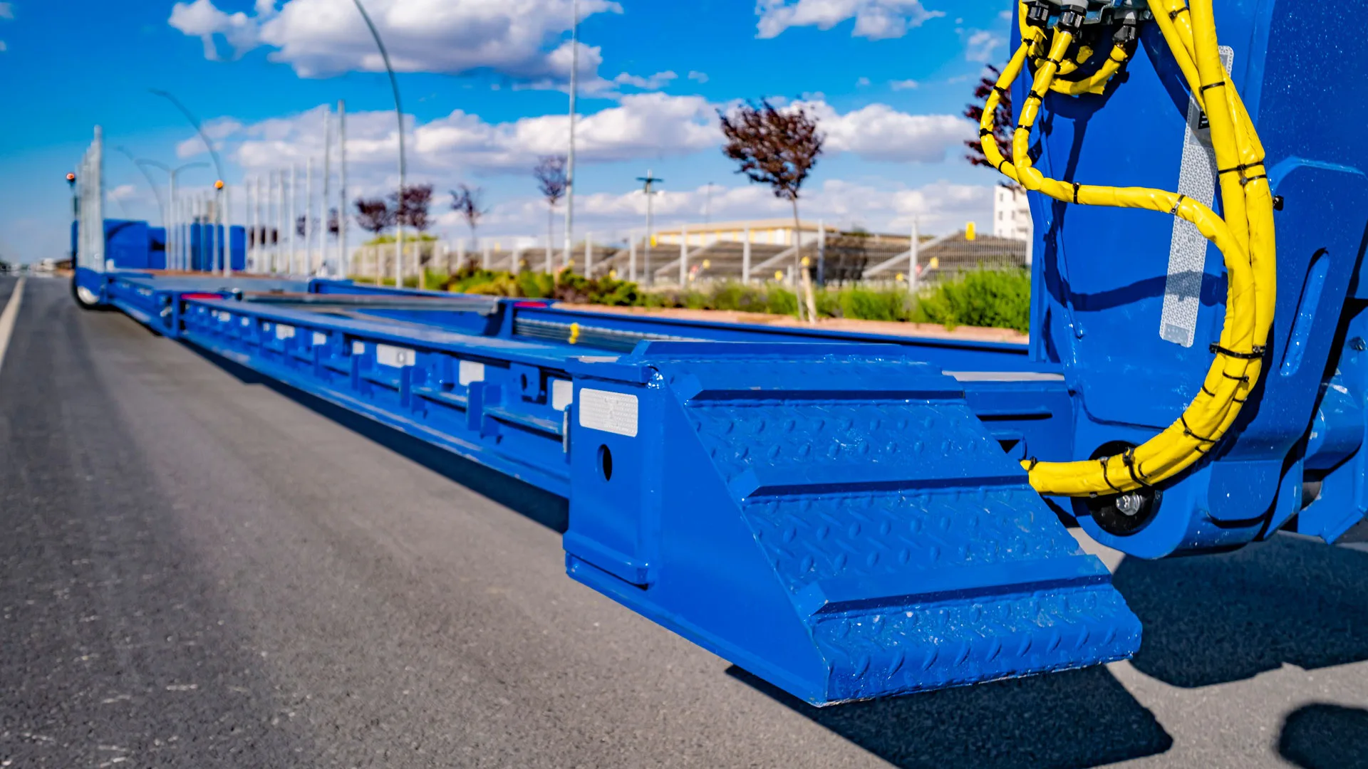 Rimorchio idraulico a pianale ribassato predisposto per il trasporto di attrezzature pesanti con comportamento di sterzata controllato. — STU Trailers