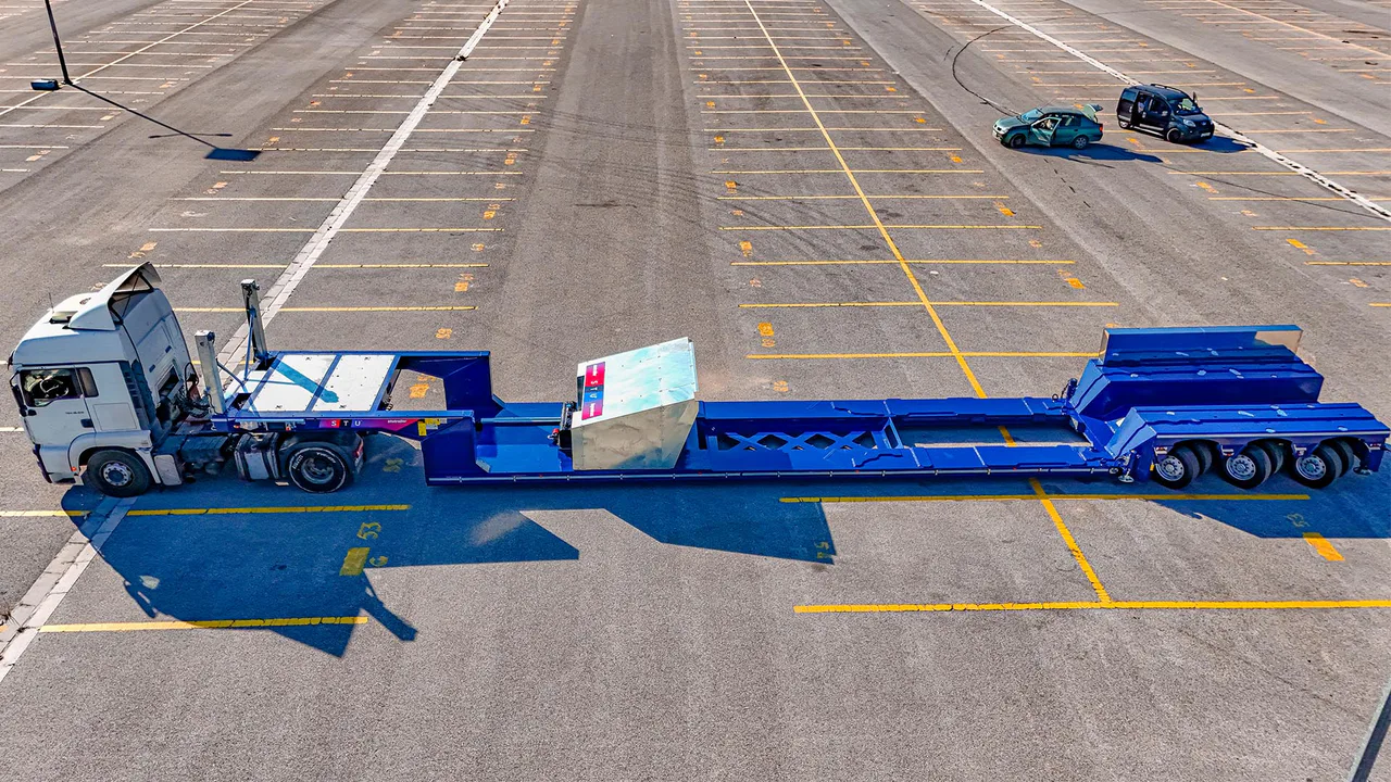 Carrello ribassato con sterzatura idraulica per la logistica di macchine edili e attrezzature industriali. — STU Trailers