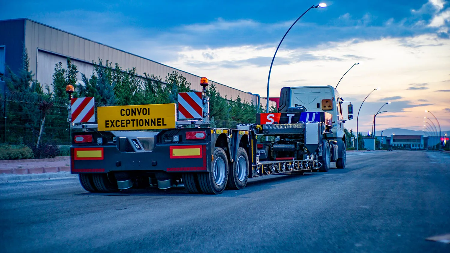 Configurazione a pianale semiribassato per carichi di grandi dimensioni, altezza di carico ridotta e pianificazione del percorso del progetto. — STU Trailers