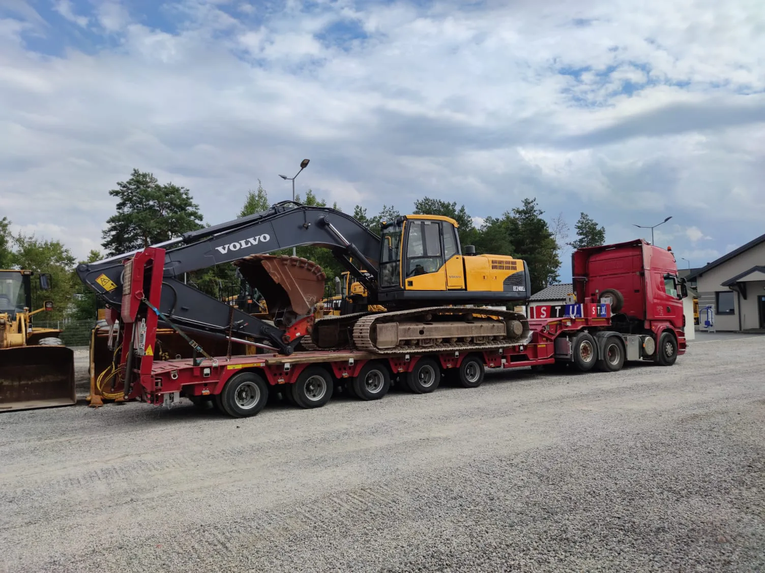 Excavator transported on STU lowbed trailer — STU Trailers