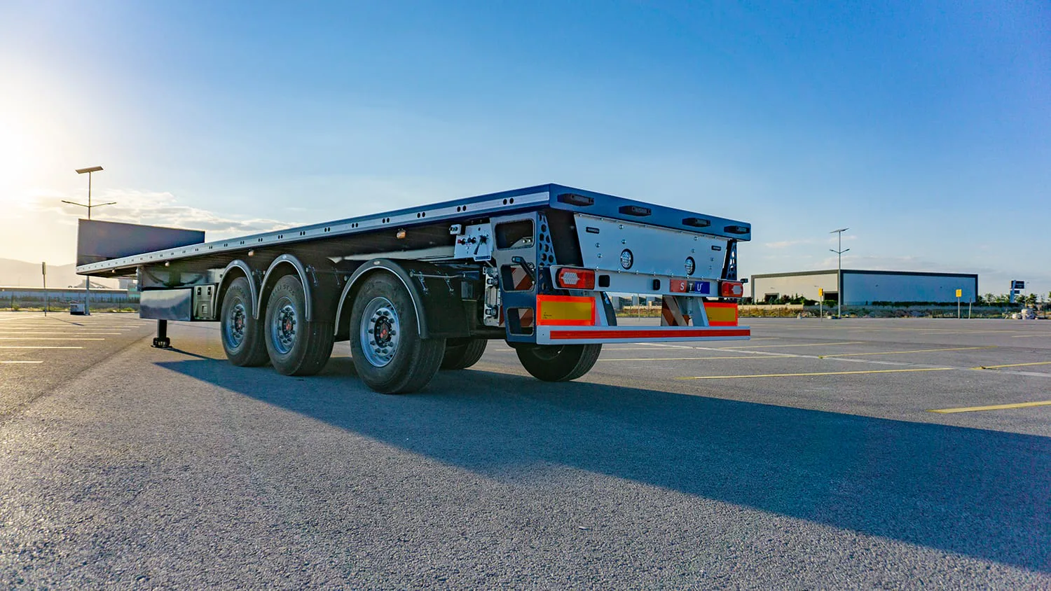 Semirremolque plataforma de 3 ejes — STU Trailers