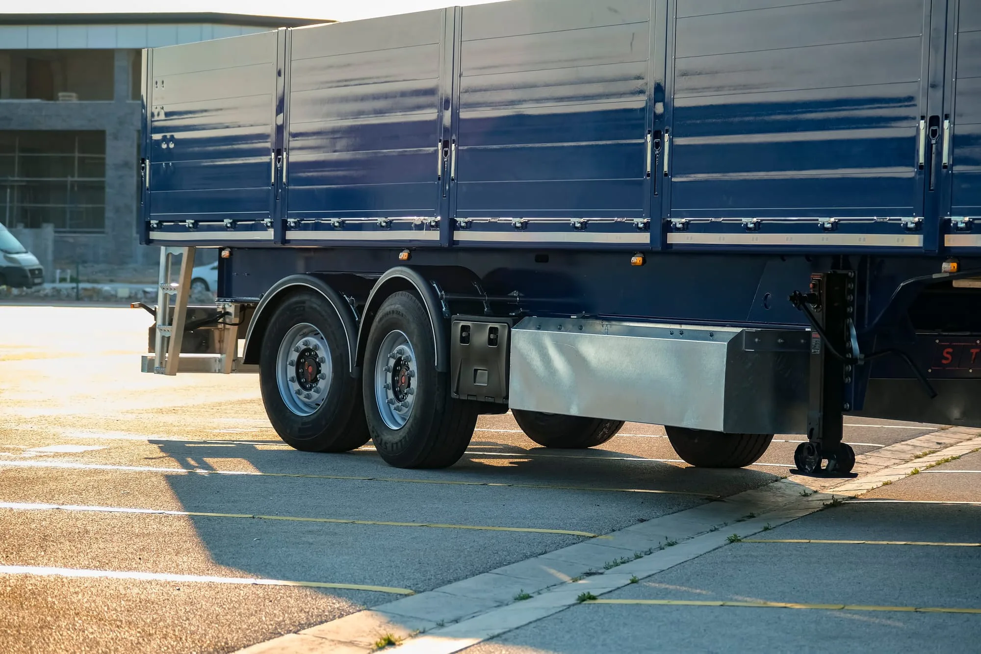 Semirremolque plataforma de 2 ejes con puertas laterales — STU Trailers