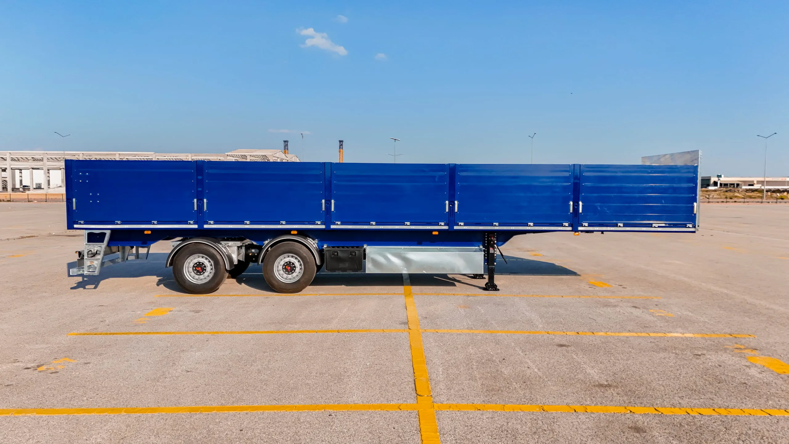 Semirremolque plataforma de 2 ejes con puertas laterales — STU Trailers
