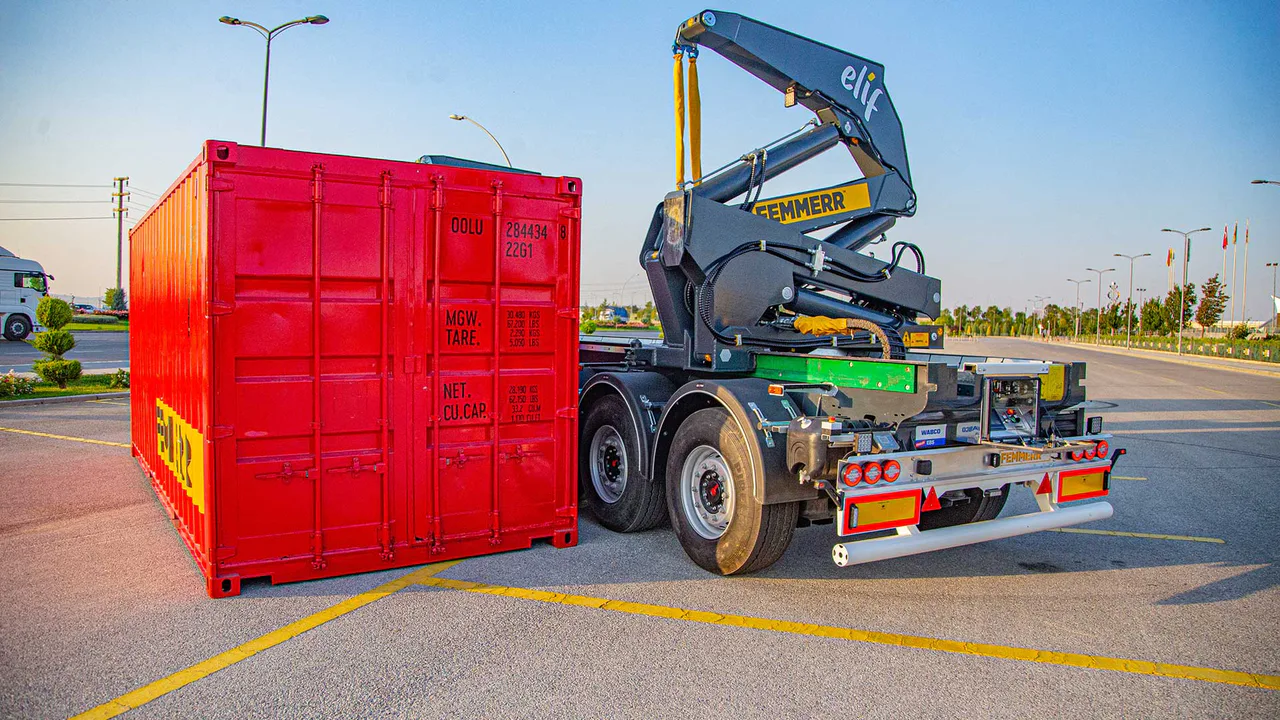 Mover contenedores sin grúa externa