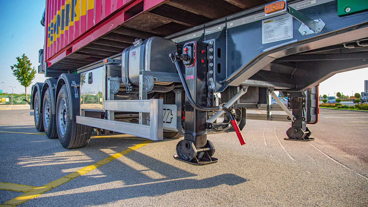 Remolque de carga lateral para lugares sin grúas externas, reachstackers ni carretillas elevadoras. — STU Trailers