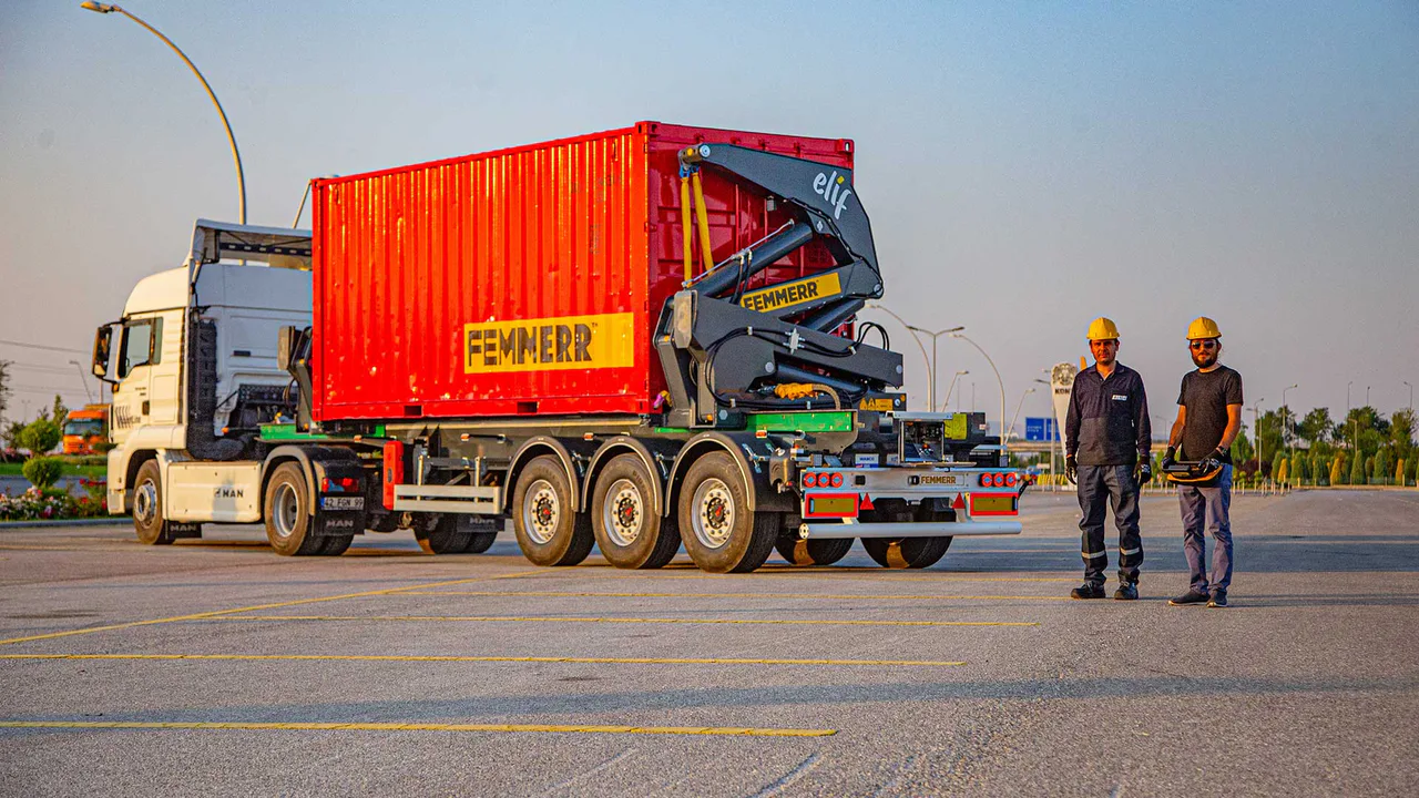 Remolque portacontenedores autocargable configurado para entrega de contenedores intermodal y de última milla. — STU Trailers